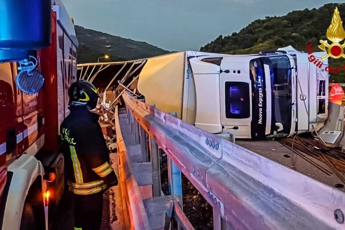 Chiusa temporaneamente l'autostrada A2 a seguito del ribaltamento di un Tir