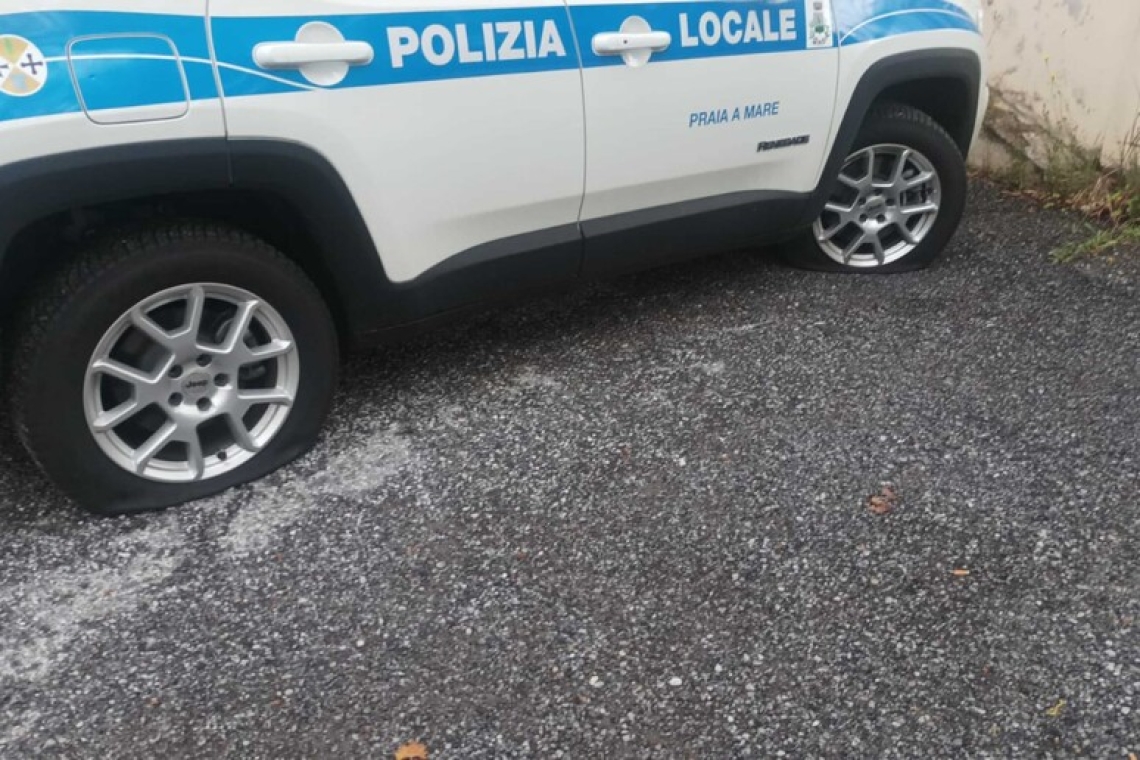 Atto vandalico contro la Polizia locale di Praia a Mare: danneggiati i mezzi