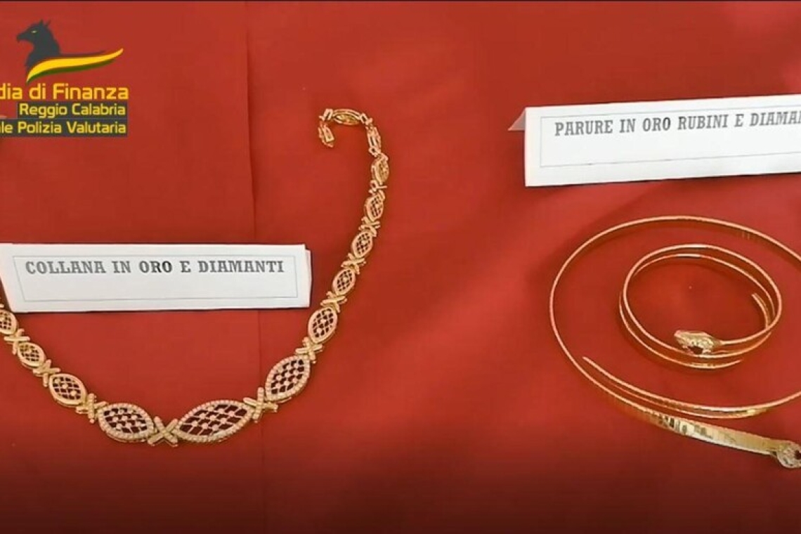 Sequestrati diamanti e gioielli a finto promotore finanziario