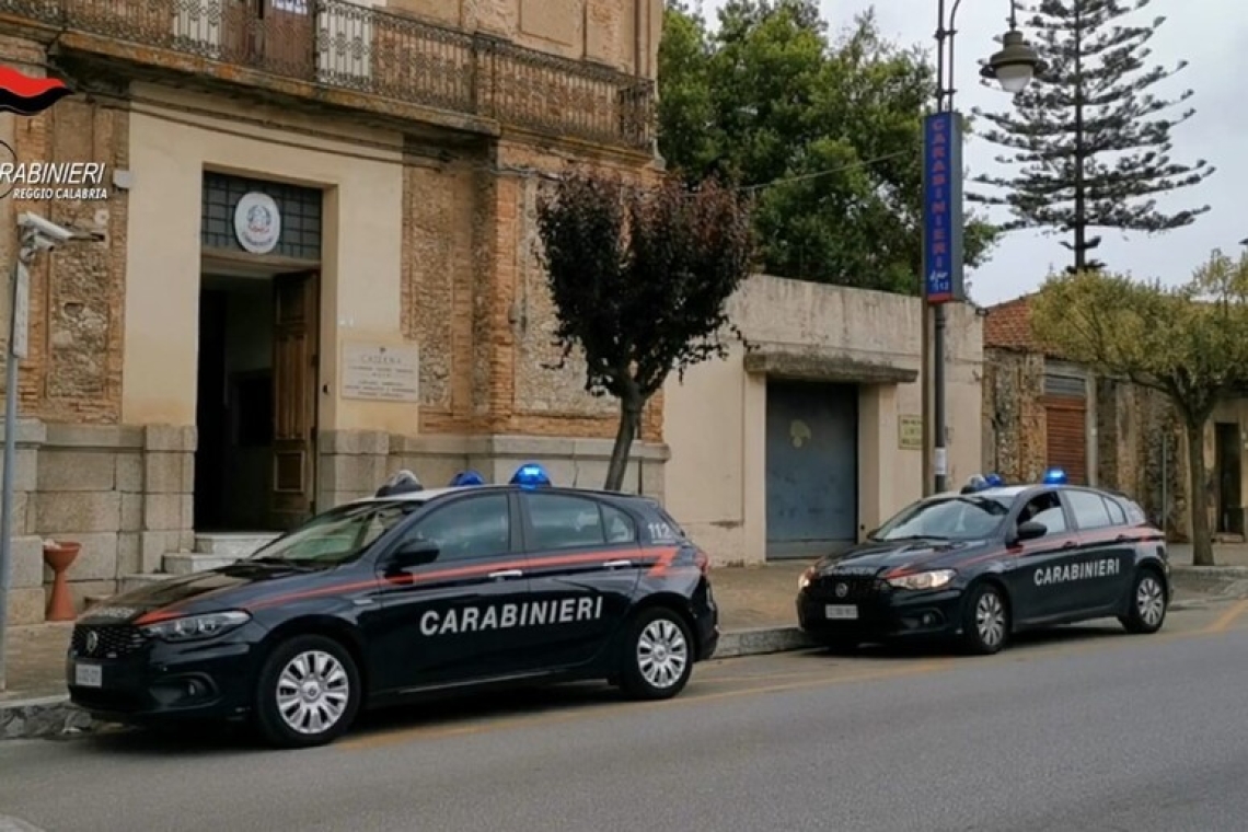 Sospeso collaboratore scolastico accusato di abusi su una tredicenne