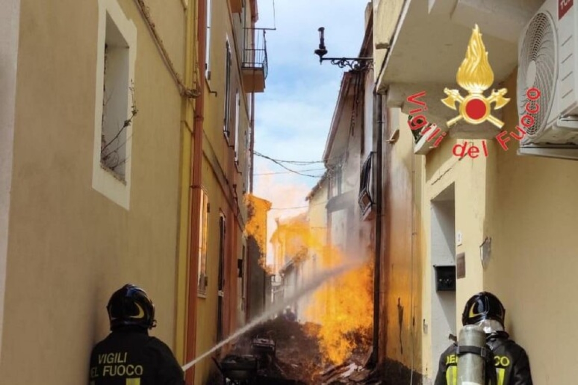 Incendio a Settingiano: Fuga di gas metano da tubazione danneggiata