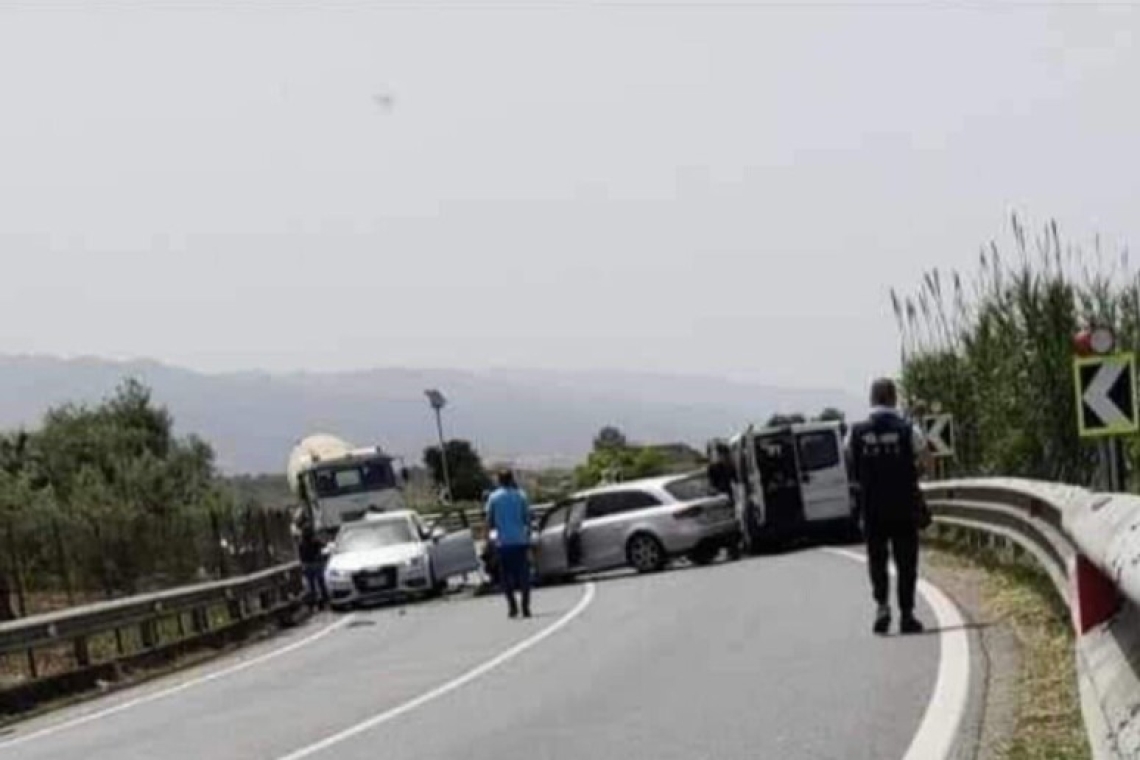 Scontro tra tre auto: morta una donna e ferita la figlia 15enne