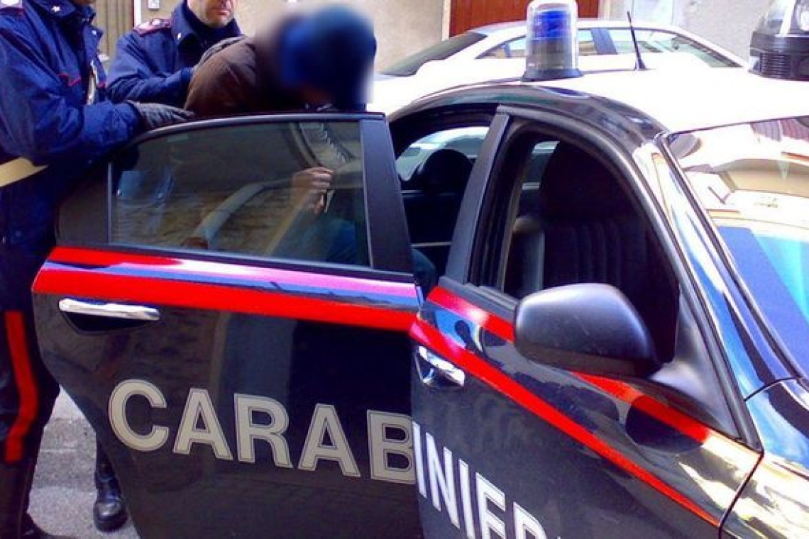 Maida: Arrestato 22enne incensurato per possesso di armi e oltre un chilo di marijuana