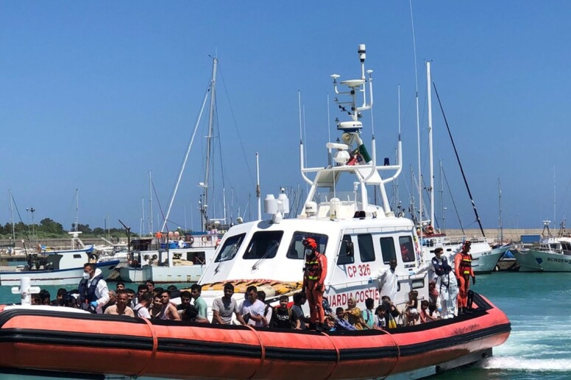 Tre sbarchi di migranti in 16 ore nel porto di Roccella Ionica