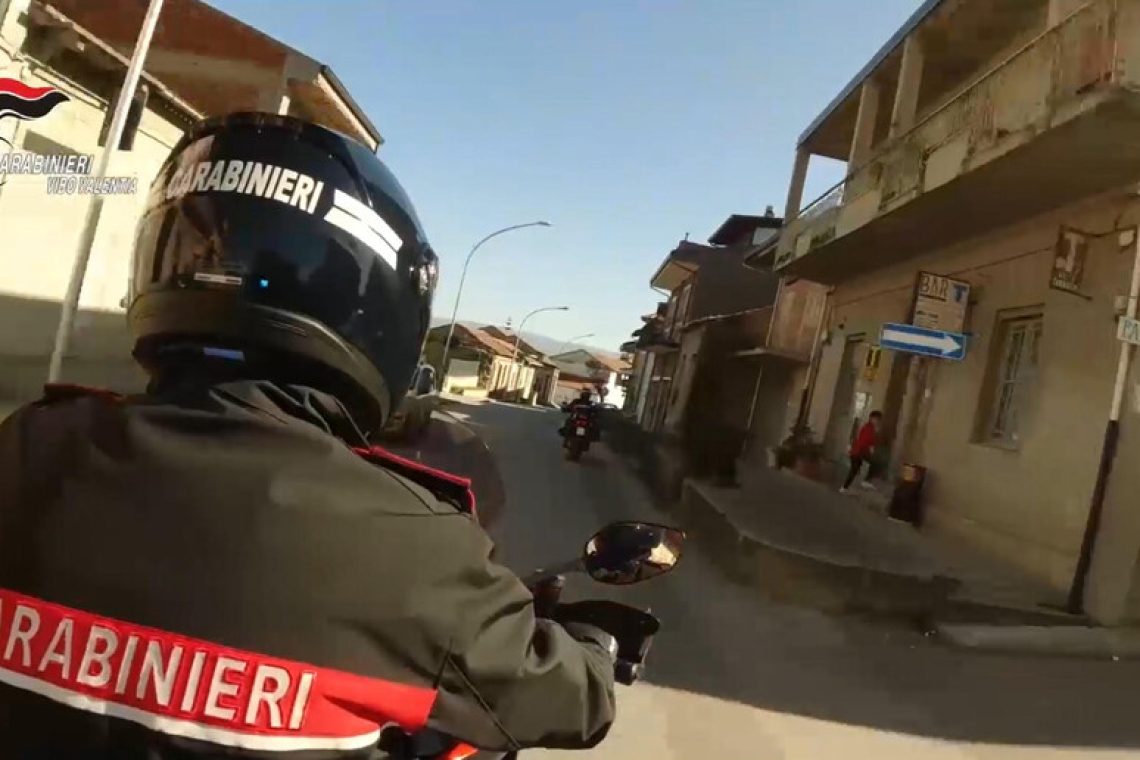 Denunciato 6 minori, picchiano un clochard e fanno il video
