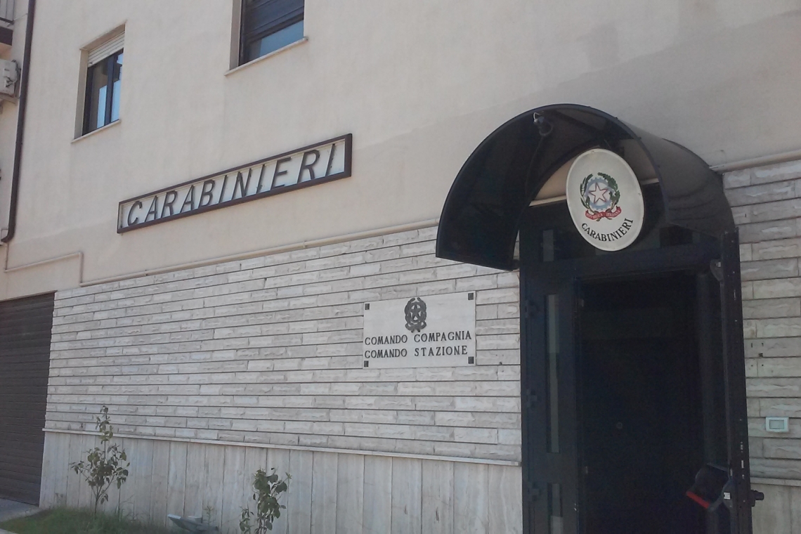 Aggredisce la madre che rifiuta di dargli soldi, arrestato