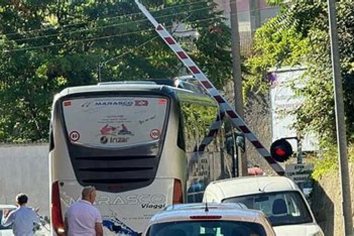 Cosenza: Pullman bloccato sotto la sbarra alla stazione di Casali 