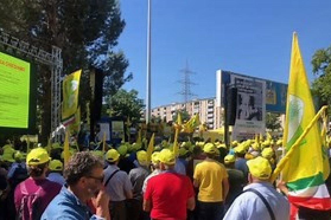 Basta ai Cinghiali, agricoltori in piazza con i trattori 