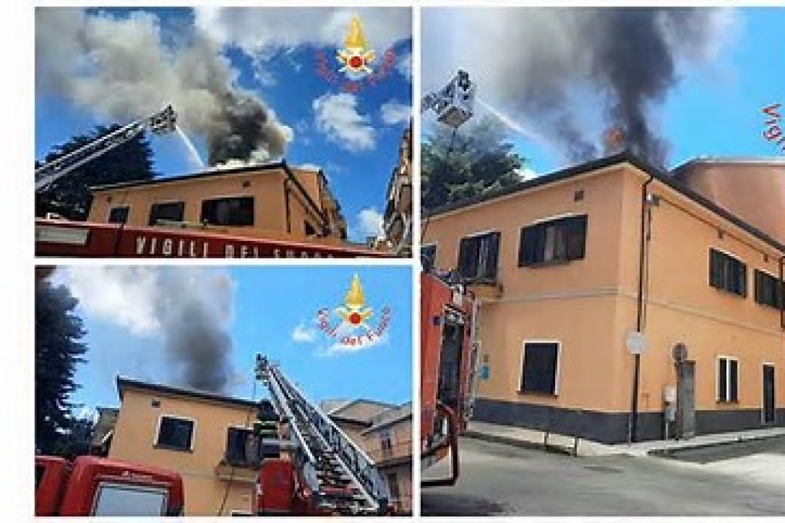 Incendio sul tetto di una palazzina a Vibo Valentia, nessun ferito