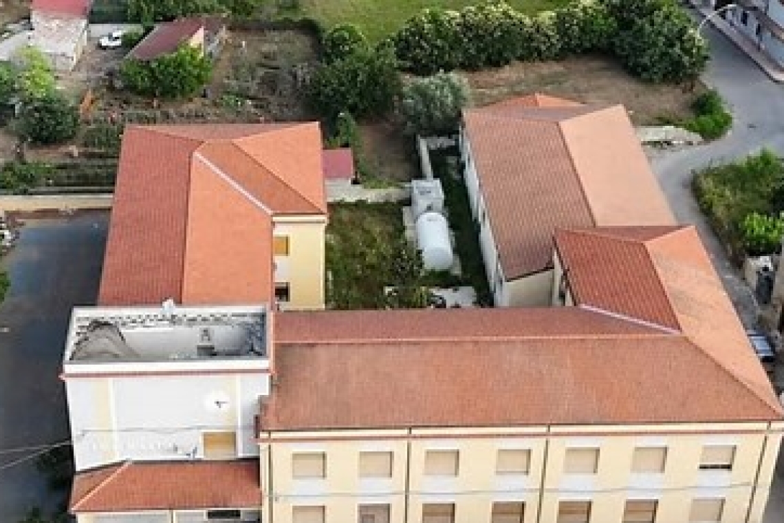 Crollato il tetto di una scuola a Mileto: interventi urgenti in corso