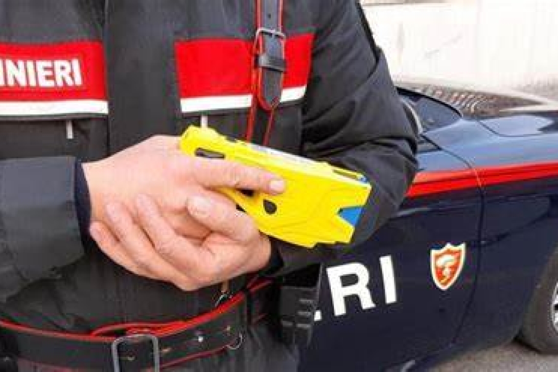 Minaccia i genitori con un'accetta, fermato grazie al taser