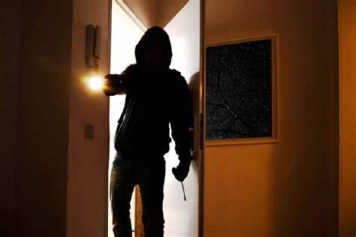 Banditi sequestrano una coppia e rubano una cassaforte