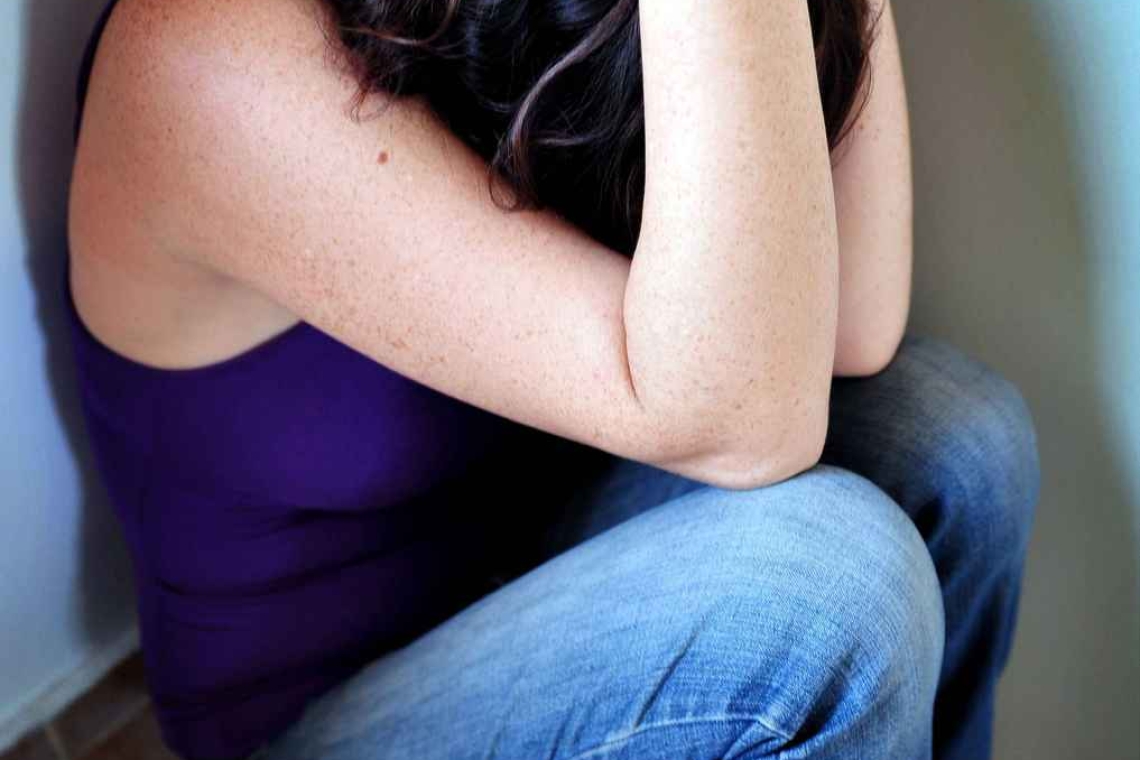 Adolescente aggredita sessualmente nel portone di casa 