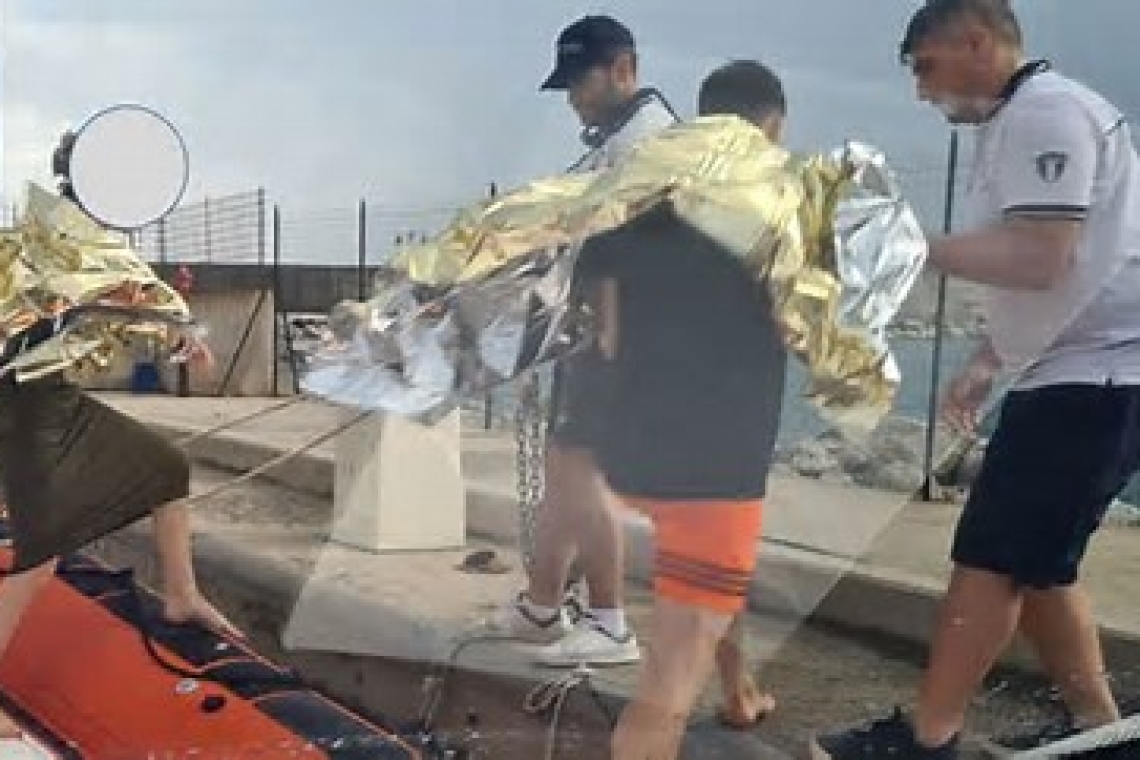Diportisti salvati dalla Guardia Costiera dopo il rovesciamento della barca nel Catanzarese