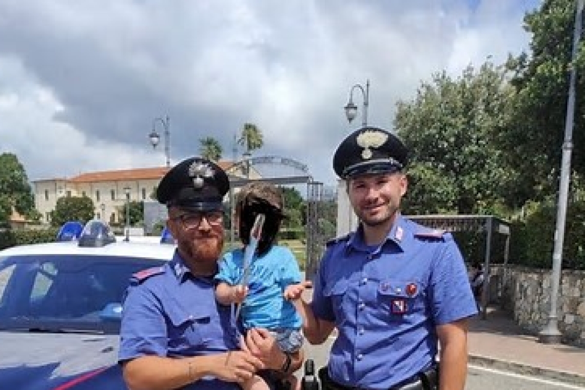 Bimbo di 3 anni bloccato in auto 