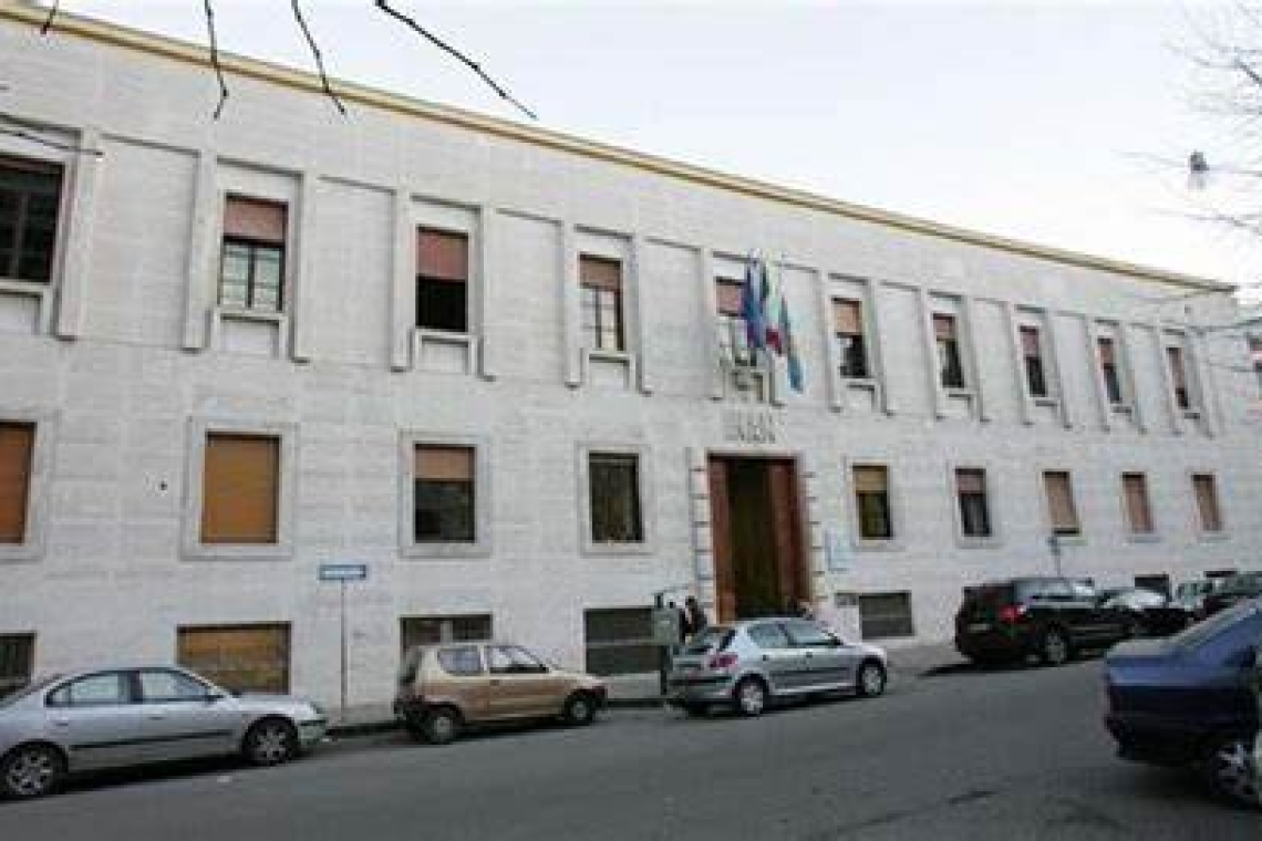 OSS in graduatoria occupano simbolicamente la sede dell'Azienda Sanitaria di Cosenza