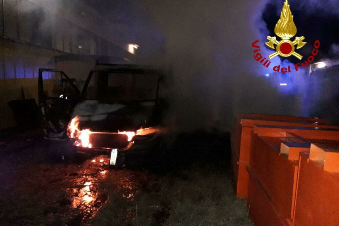 Incendio a Santa Domenica Talao: distrutti vecchi mezzi per la raccolta dei rifiuti