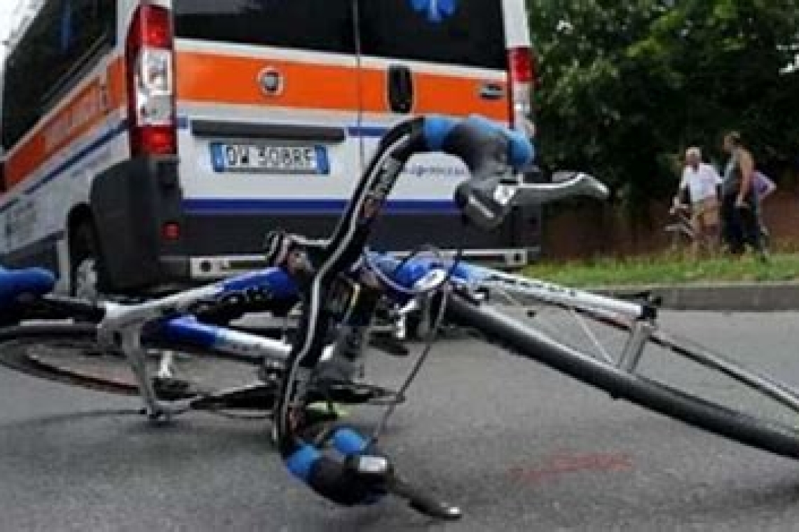 Incidente sulla Statale 18: auto travolge tre giovani su biciclette e monopattino
