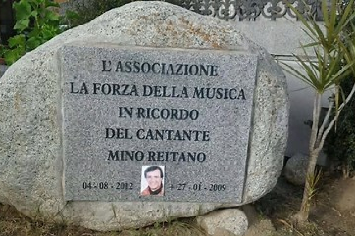 Rimozione della targa di Mino Reitano a Gioiosa Ionica 