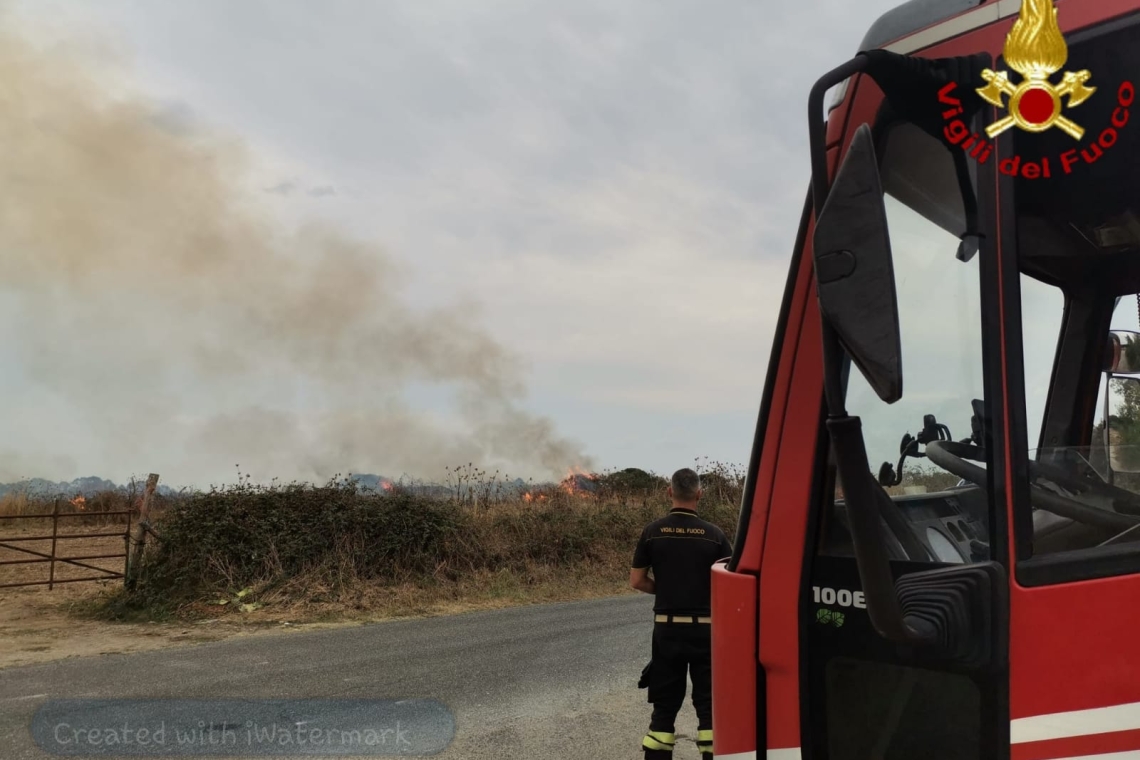 Anziano trovato cadavere durante l'incendio di sterpaglie nei pressi di una strada provinciale