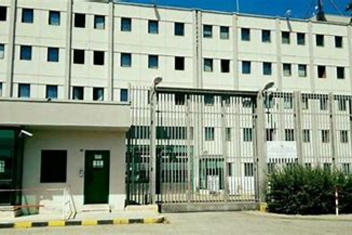 Tensione nel carcere di Castrovillari: detenuti si barricano nell’infermeria e la distruggono