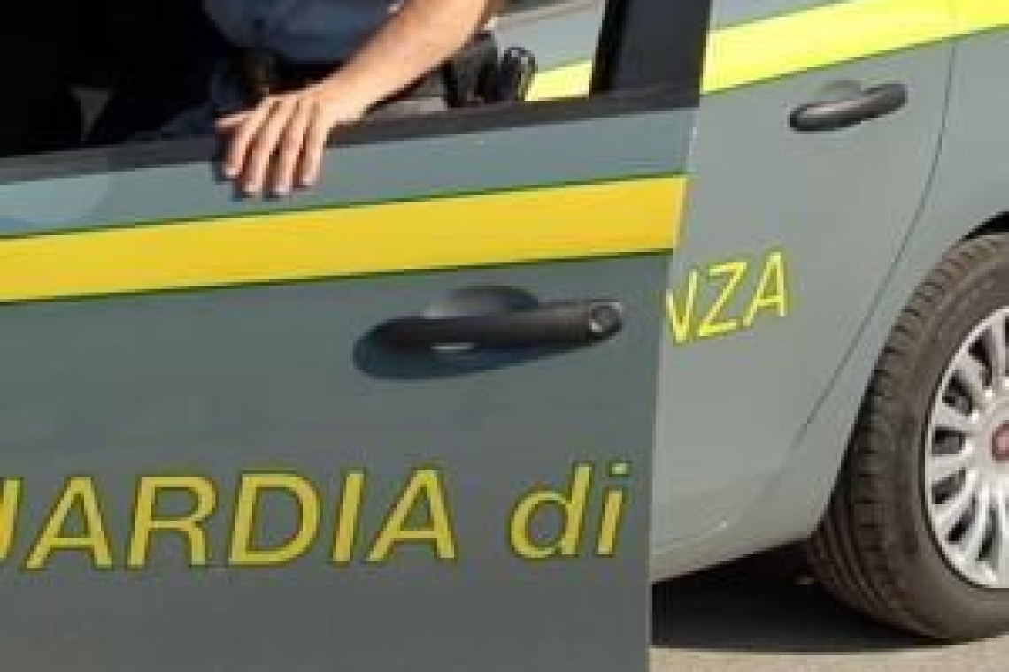 Due insegnanti sottraggono 95 mila euro ad anziana: arrestati ai domiciliari