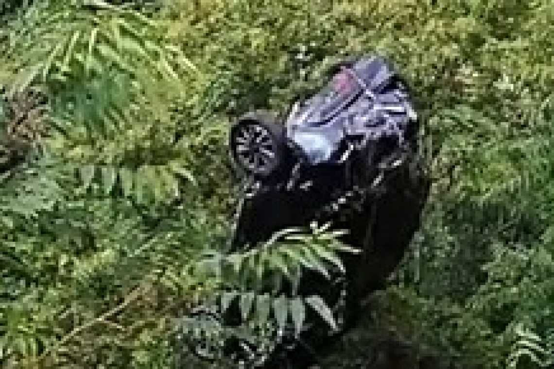 Auto precipita in un burrone: miracolosamente illesi cinque ragazzi