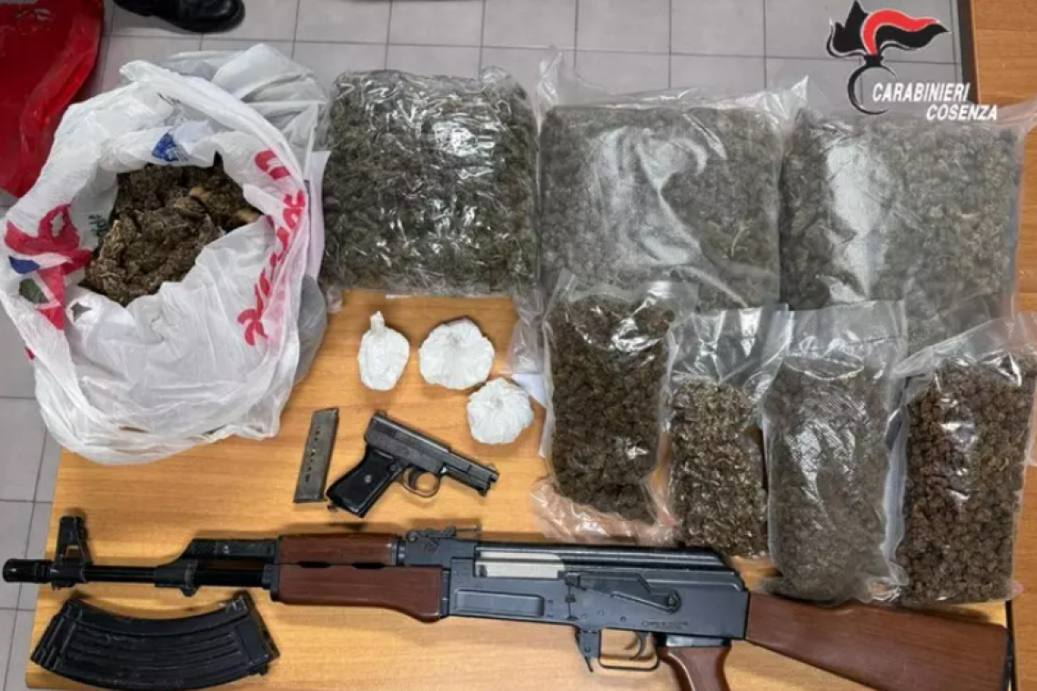 Trovate armi e droga in un casolare a Paola: indagini in corso