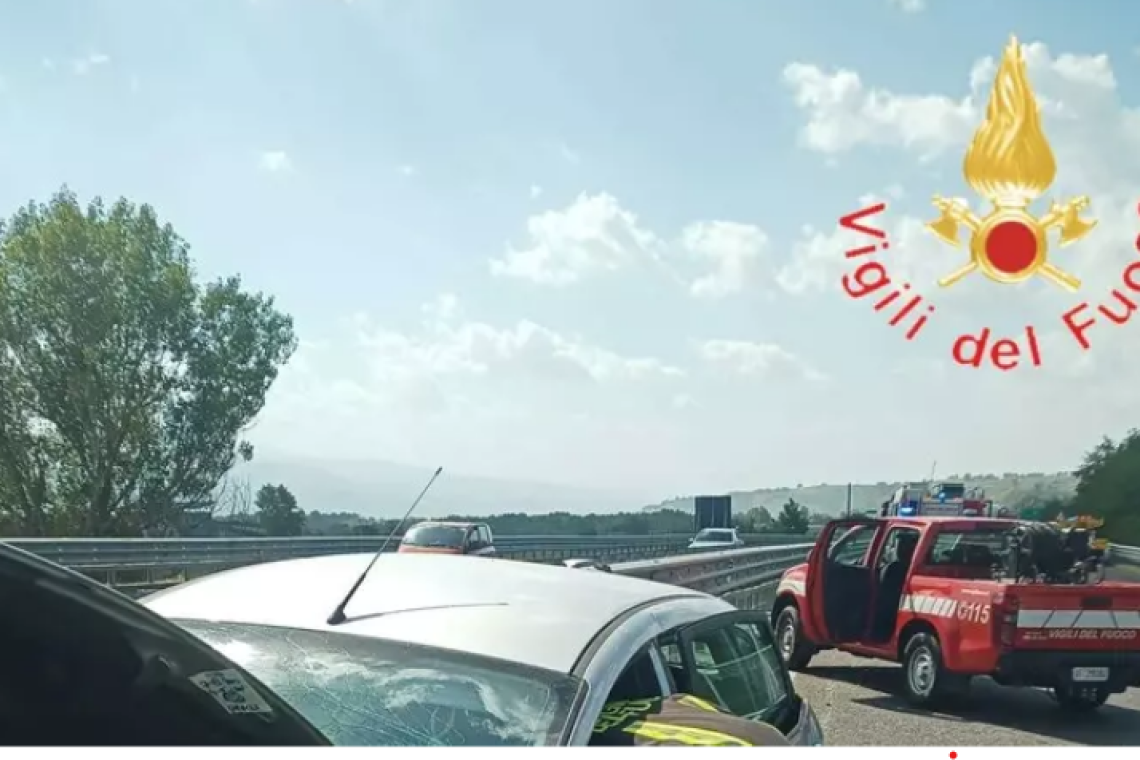 Auto contromano sull'A2 nel Cosentino: scontro frontale, due feriti