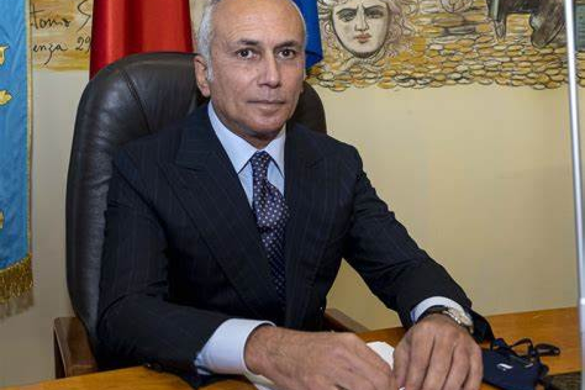 Cosenza, inizia l'anno scolastico: il messaggio di auguri del sindaco Caruso