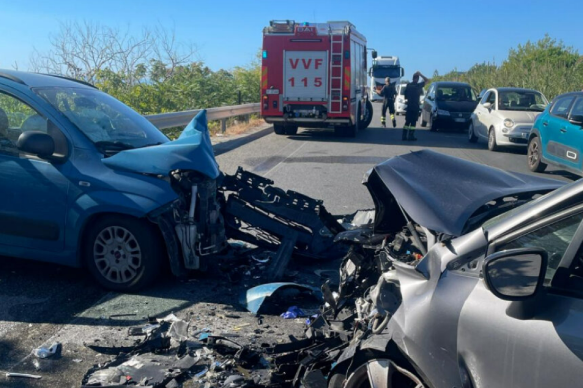 Scontro frontale sulla Statale 106: feriti due uomini, uno estratto dalle lamiere