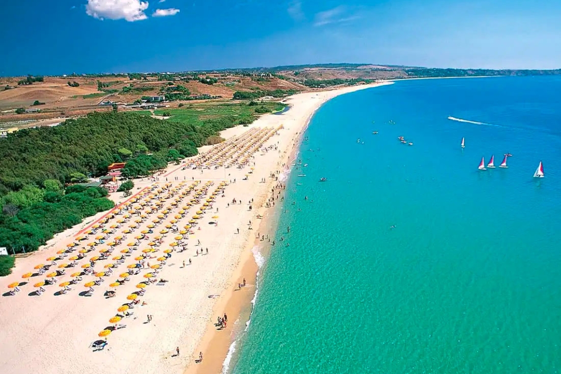 Turismo in Calabria nel 2023: quasi 30 mila occupati, il 60% sotto i 40 anni