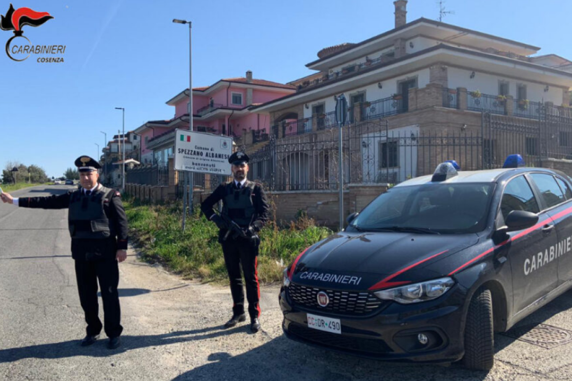 Evade dai domiciliari, arrestato dai Carabinieri mentre passeggia a Spezzano Albanese