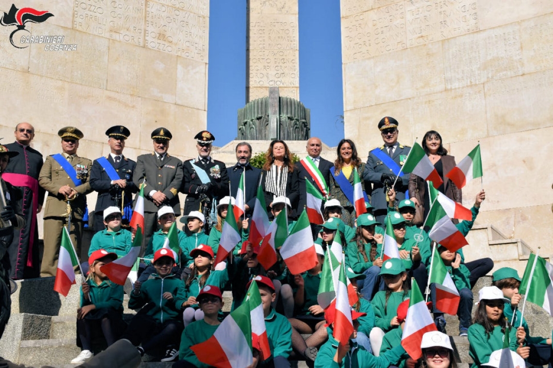 Cosenza celebra la Festa dell'Unità d'Italia e la Giornata delle Forze Armate in Piazza della Vittoria