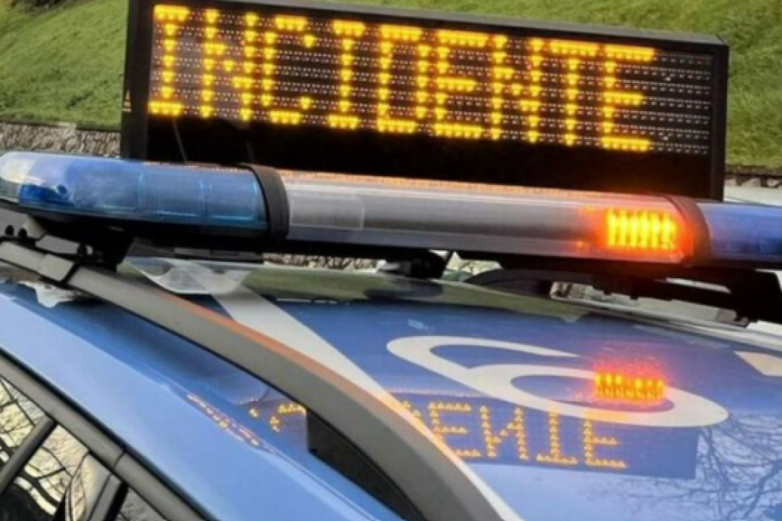 Incidente allo svincolo A2 di Cosenza: auto si ribalta dopo scontro con mezzo pesante