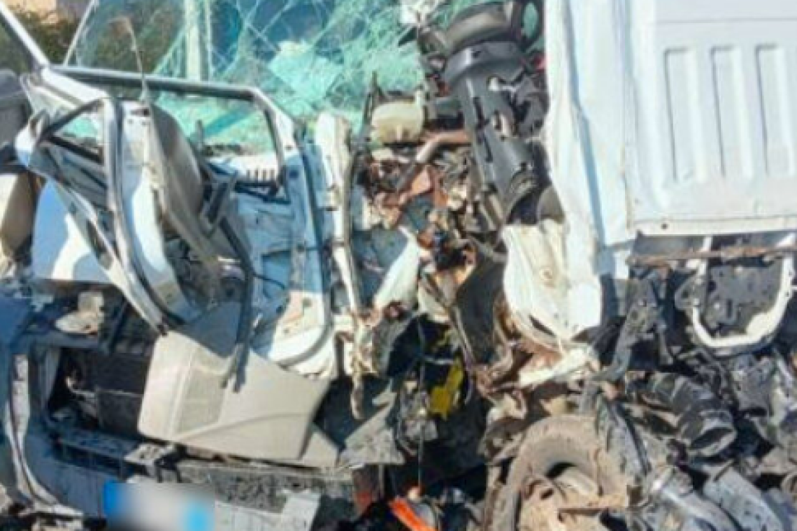 Scontro frontale tra furgone e camion della nettezza urbana: due feriti estratti dalle lamiere