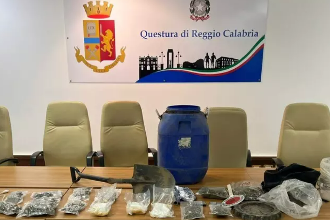 Nascondeva oltre due chili di droga in casa, arrestato 32enne a Reggio Calabria