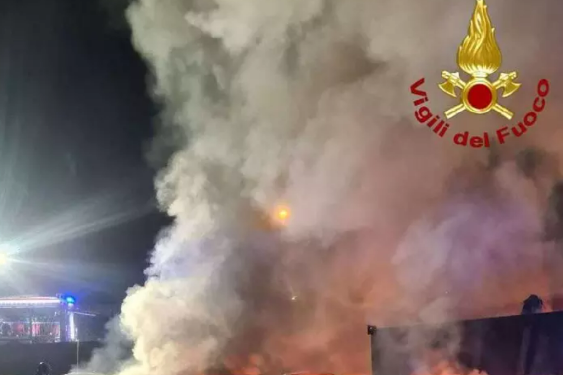 Vibo Valentia, incendio distrugge dieci auto a noleggio: si sospetta il dolo